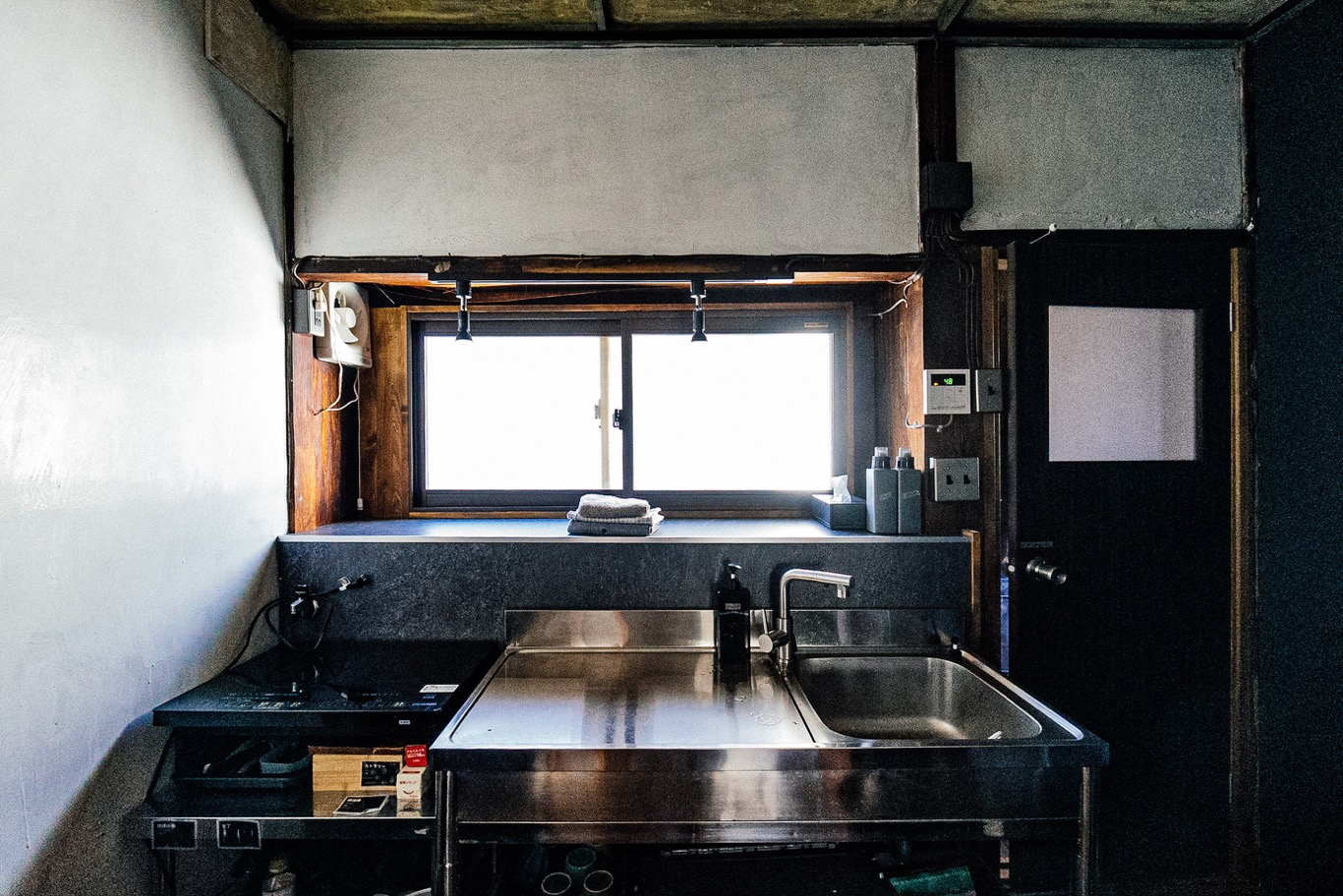 Kitchen sink and cooking counter
